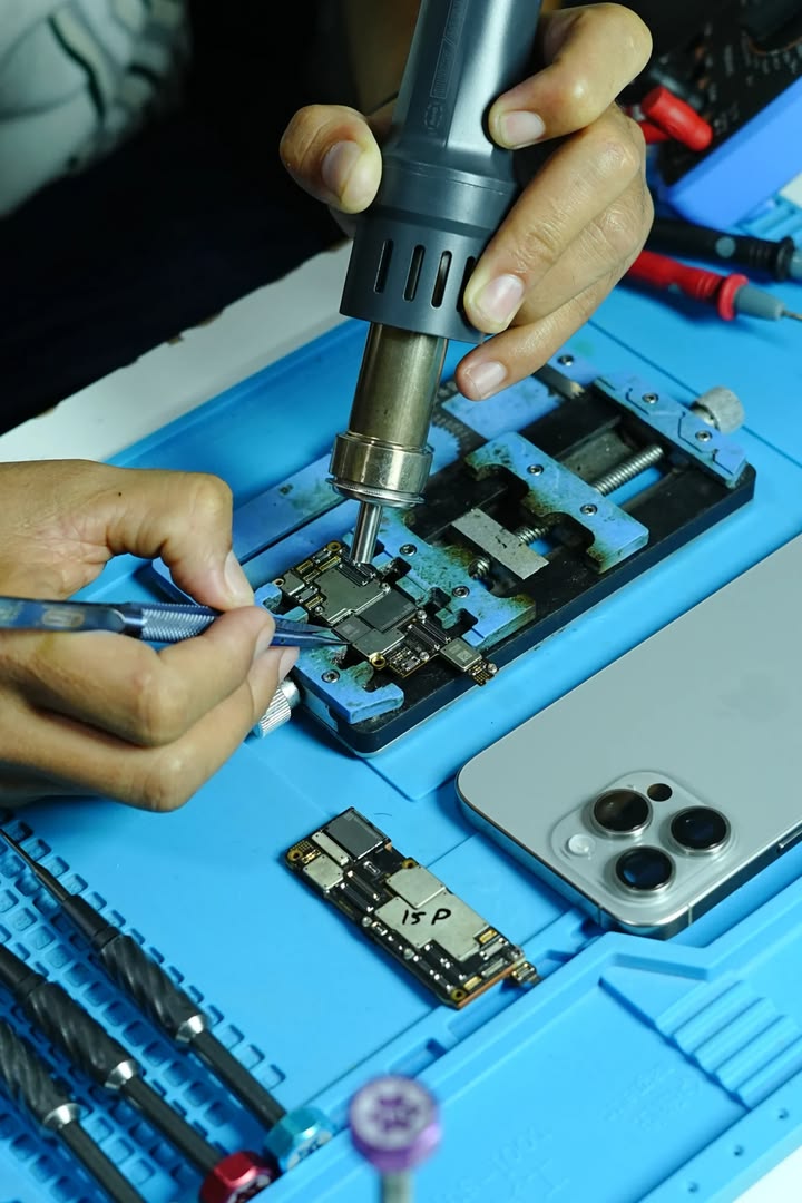 IPhone Repair worker in Gombe